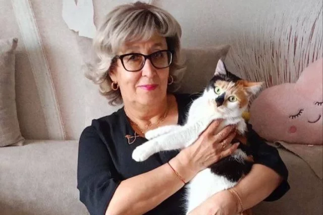 Галина не сомневается, что трёхцветная кошечка Алиса, которую она приютила, приносит ей счастье и удачу.