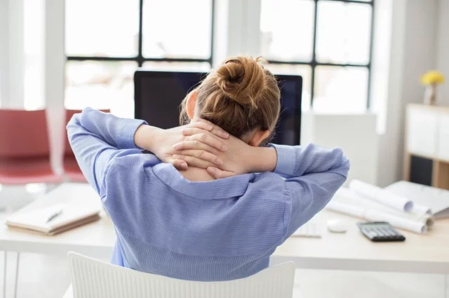 Проблемы с шеей усугубляют малоподвижный образ жизни, стрессы и неумение правильно расслабляться. 