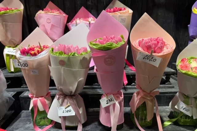 Букет нельзя ставить рядом с фруктами, особенно яблоками или бананами