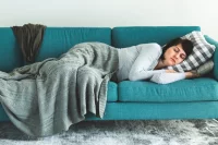 С точки зрения физиологии, процесс засыпания неразрывно связан с температурой внутренних органов — она должна слегка снизиться.