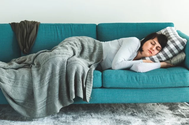 С точки зрения физиологии, процесс засыпания неразрывно связан с температурой внутренних органов — она должна слегка снизиться.