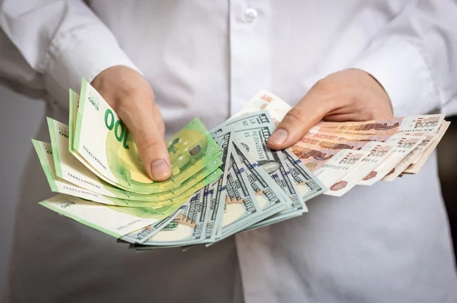 В пятницу один «американец» стоит 78,19 рубля, «европеец» — 90,79 рубля, это официальные котировки Центробанка.