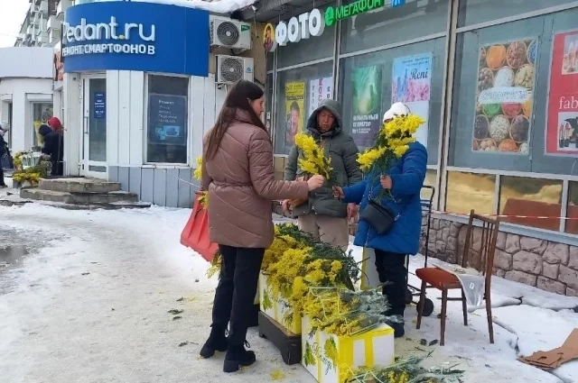 Перед 8 Марта улицы заполнены мимозами и предпраздничной суетой.