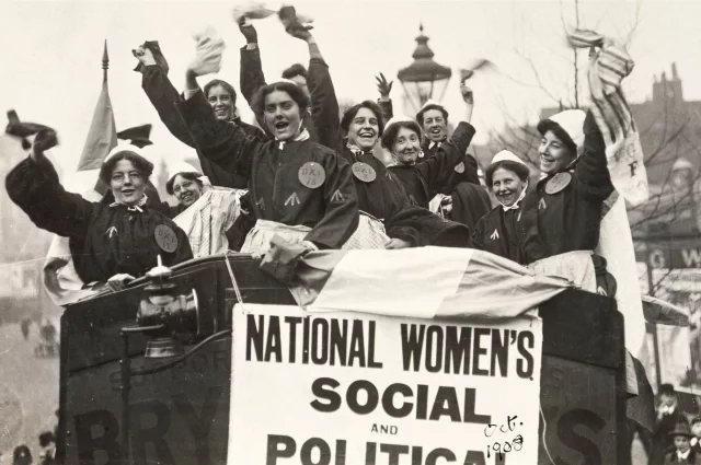 Cуфражистки в тюремной одежде после их освобождения, 1908 год