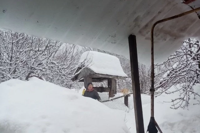 Тающий снег принес новые хлопоты коммунальным службам – глыбы и сосульки обрушиваются, унося вместе с собой кровельное покрытие.