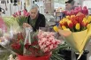 Готовые букеты на рынке можно было приобрести за сумму от 2300 рублей.