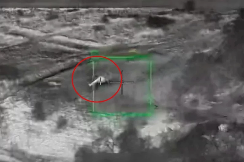 Вооруженные силы России ударом дрона «Герань» поразили украинский вертолёт Ми-8 на аэродроме в районе Михайловки.