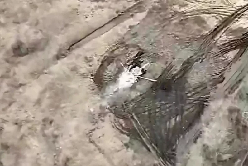 Вооруженные силы России ударом дрона «Герань» поразили украинский вертолёт Ми-8 на аэродроме в районе Михайловки.