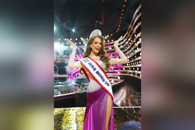 Россиянка обошла 49 соперниц из 17 государств и получила главный приз — корону «единства стран», украшенную тысячей бриллиантов. 