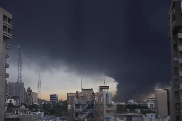 Этой ночью Израиль и США поразили нефтяные склады в северных пригородах Тегерана.