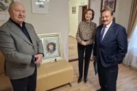 Ляйля Гарифуллина, помощник раиса РТ Камиль Исхаков, вице-премьер РТ Равиль Ахметшин на церемонии передачи в Казань вещей Софии Губайдулиной. 