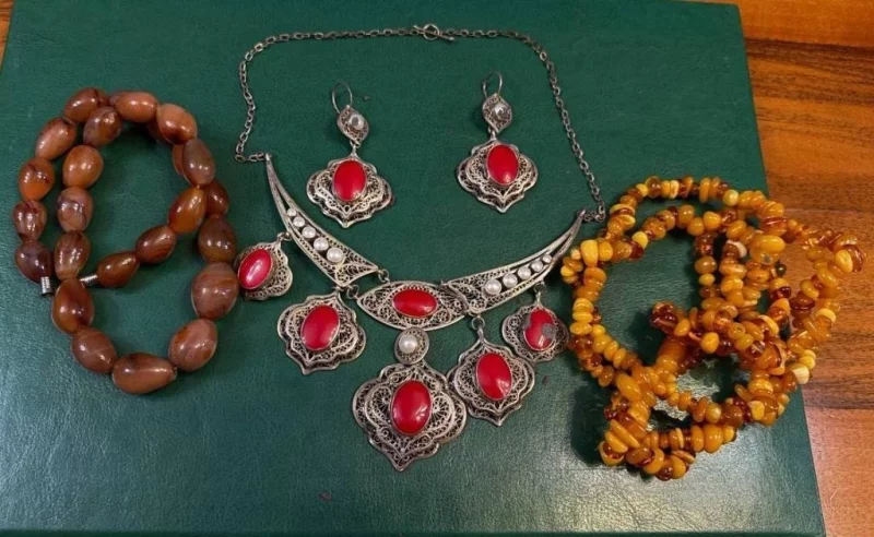 Серебряные татарские украшения и янтарные бусы. 