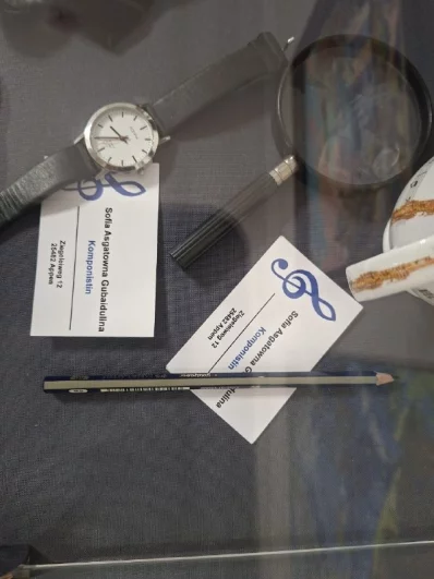 Часы Софии Асгатовны, визитки и карандаши, которым она писала ноты. 