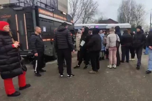 Пропавших подростков ищут десятки людей.