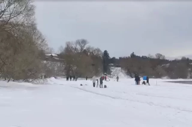 Волонтеры и представители официальных служб продолжают поиски детей, в том числе и на водных объектах.
