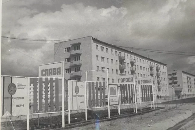 Нефтяники, строители, врачи, педагоги участвовлаи в становлении города. 