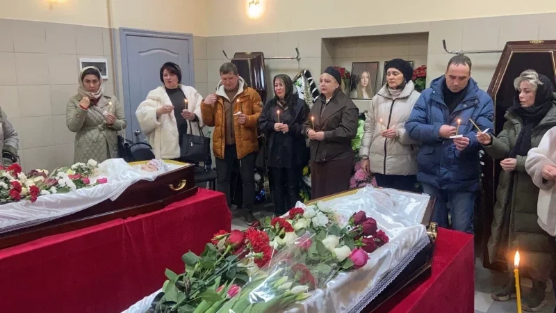 Проститься с актрисой пришли в том числе её коллеги. 