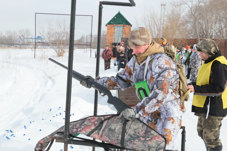 Участники демонстрировали навыки стрельбы, установки капканов, разведения костра, а также знание следов животных.
