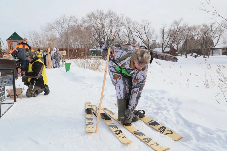На «Охотничьей тропе» участники демонстрировали навыки стрельбы, установки капканов, разведения костра и знание следов животных.
