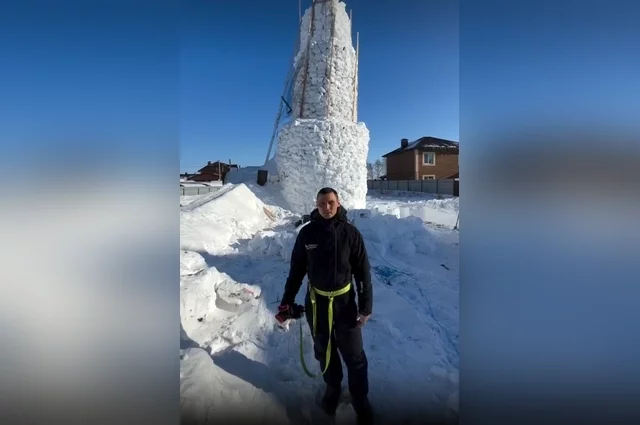 Он возводит гигантского снеговика высотой с пятиэтажный дом.