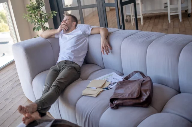 Измотанный работой и нагрузками, человек чувствует постоянный упадок сил.