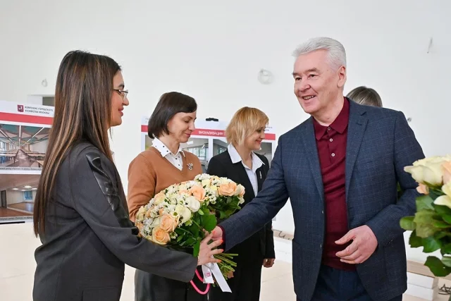 Сергей Собянин побывал в школе № 1619 имени М. И. Цветаевой накануне 8 Марта и поздравил женскую часть коллектива с праздником.