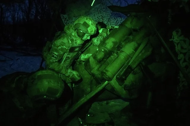 Военнослужащие расчета пушки-гаубицы Д-20 батальона тактической группы «Каштана» спецназа «Ахмат» МО РФ группировки войск «Север».