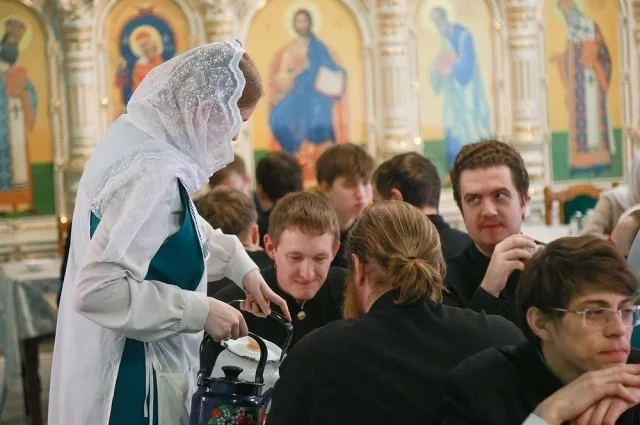 Семинаристы, прежде чем сесть за стол, читают молитву благословения на трапезу.