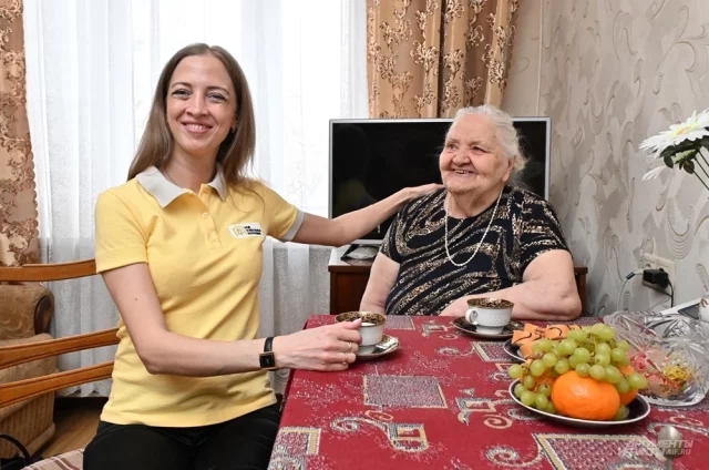 Своего социального помощника Юлию Клавдия Ивановна воспринимает как дочку. И та отвечает взаимностью: «Мы как родные».