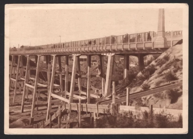 Этот мост через Каменку Зацепин использовал как качели.