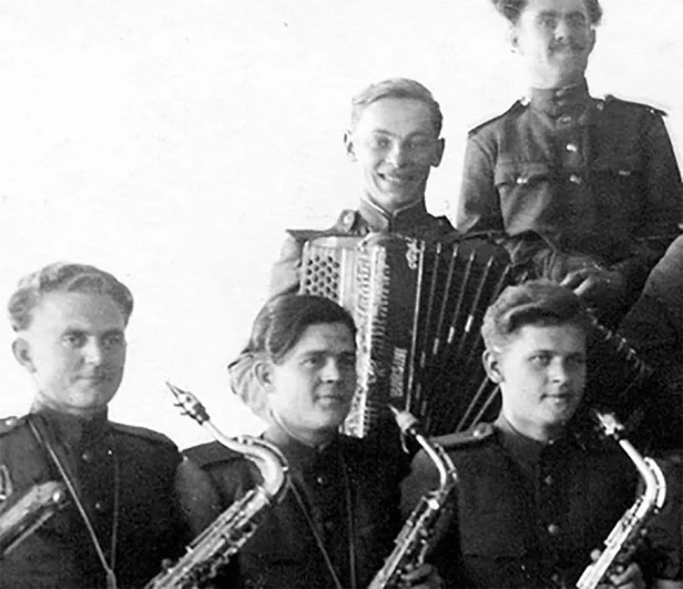 Зацепин в составе оркестра ансамбля красноармейской песни и пляски ЗСВО, 1946 год.