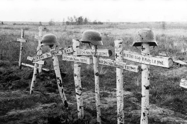 Блицкриг для военнослужащих 240-го пехотного полка вермахта завершился где-то в полях под Смо- ленском. Август 1941 года.