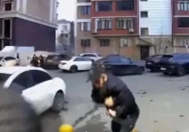 На камере видеонаблюдения видно, как потерпевший достаёт пистолет, чтобы отстстреливаться от нападавших, заехавших со стороны улицы.