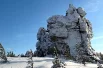 Скалы-останцы среди снега возвышаются на десятки метров.