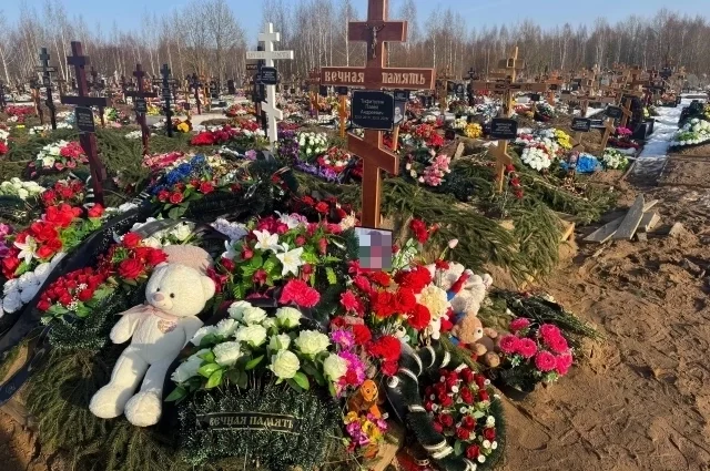 Возложенные цветы — символ любви, памяти и надежды, что где-то там, в звёздном небе Паша обрёл покой.