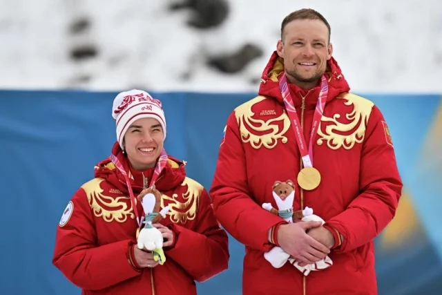 Анастасия Багиян (Россия), завоевавшая золотую медаль в спринте в классе В 1-3 (нарушение зрения) среди женщин на соревнованиях по лыжным гонкам XIV зимних Паралимпийских игр в Валь-ди-Фьемме, на церемонии награждения. Справа – спортсмен-ведущий Сергей Синякин.