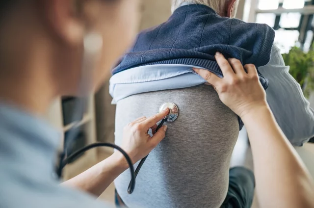 Ученые считают, что диеты с высоким содержанием сахара могут также способствовать воспалению дыхательных путей и росту бактерий в легких.