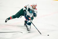 С самого начала команды шли вровень и навязывали друг другу борьбу.