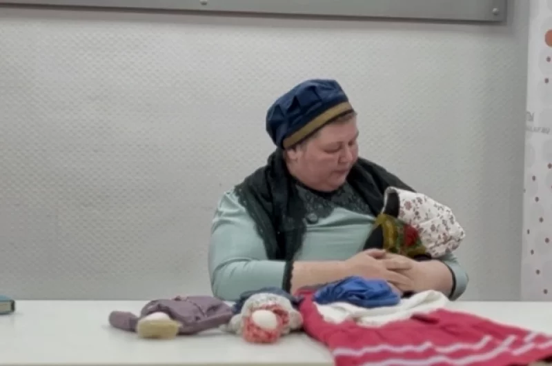 Но даже в трудные времена девочки играли с куклами, делая их самостоятельно. Такую «ляльку», изготовленную из валенка и двух платочков сделала себе девчушка, жившая в годы Великой Отечественной войны. Уже будучи бабушкой, она рассказала о подружке детства Наталье Хайруллиной.