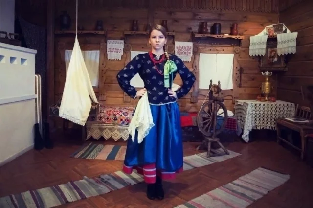 Костюм незамужней девушки из Малой Малышевки.