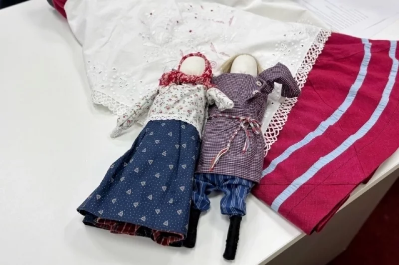 Куклы, скрученные из ткани и наряженные в традиционные одежды, были у каждой девочки. Но качество материала зависело от достатка семьи. На этом фото куклы, которые могли быть у дочери зажиточных родителей.