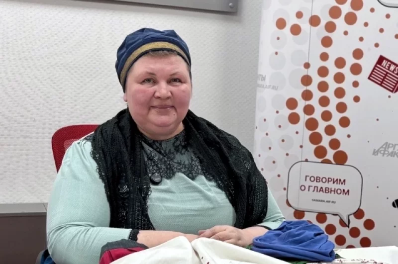 Мастер народных ремёсел Наталья Хайруллина восстанавливает элементы традиционной одежды и целые костюмы, характерные для разных сёл Самарской области в XIX и первой половине XX вв. В пресс-центр samara.aif.ru Наталья и сама пришла в образе зажиточной селянки или городской мещанки.