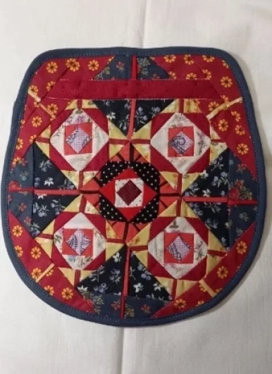 Такой карман, который называли «лакомник», модницы Самарской губернии подвешивали к поясу. В него клали конфетки и другие угощения. Кстати, в других регионах этот элемент одежды не распространён. А в самарских краях встречался повсеместно.