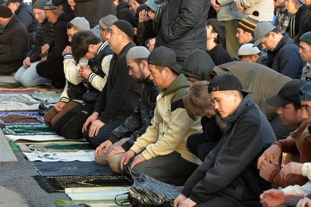 Мусульмане во время праздника Ураза-байрам