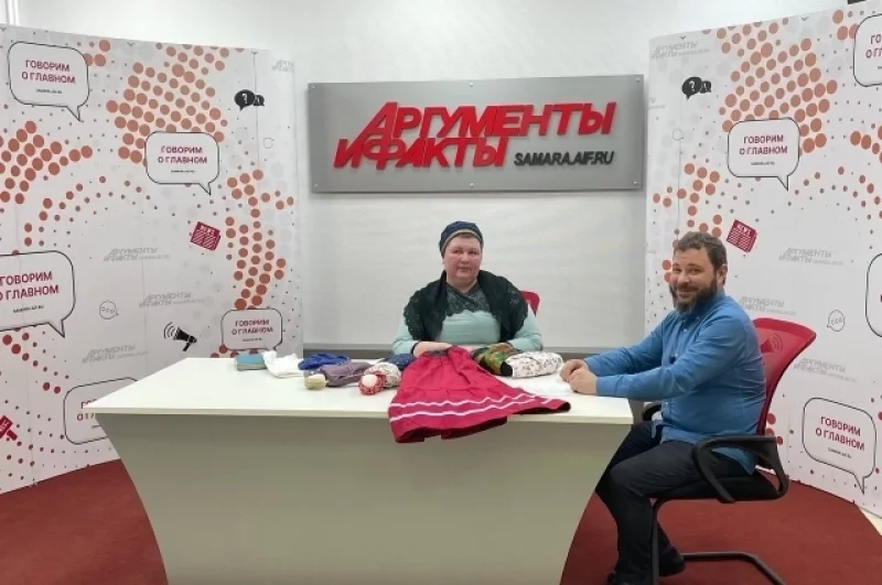 В пресс-центр samara.aif.ru Наталья Хайруллина принесла и красную юбку из Малой Малышевки, и традиционных кукол, с которыми играли девочки Самарской губернии.