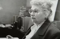 В придачу к высокому интеллекту София Петровна обладала незаурядным артистизмом и остроумием.