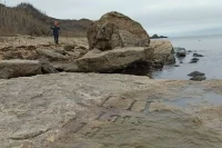 Село Осовины: буквы и даты на скале у моря.