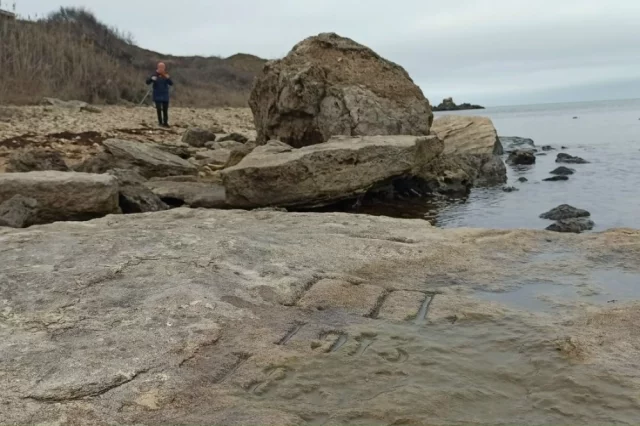 Село Осовины: буквы и даты на скале у моря.