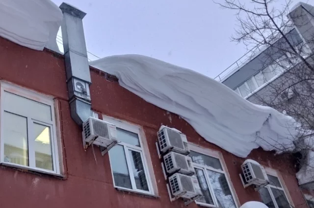 В период потепления свисающий с крыш снег особенно опасен.