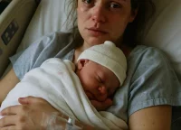 Сразу после родоразрешения ребёнка у женщины забрали; врачи диагностировал у младенца тяжёлую гипоксию, осложнения которой лечили долгое время.